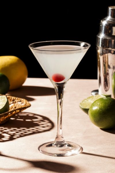 Cocktail martinilasissa, jonka pohjalla yksittäinen vadelma koristeena